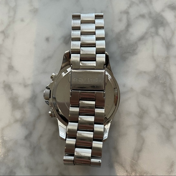 Michael Kors Silver-Tone Oversize Quartz Watch - Picture 5 of 5